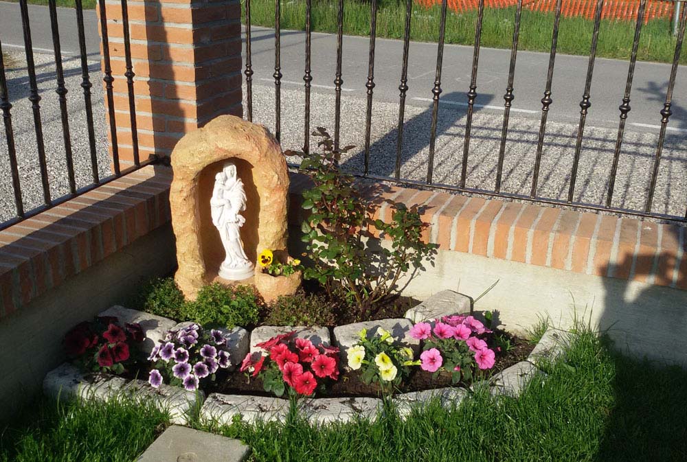 grotta in finta roccia con vasetto, statua della Madonna con Gesù bambino e bordo dritto 25, località: Bornio (Rovigo)