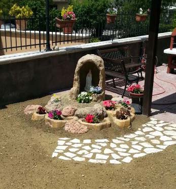 grotta per Madonna, in finta roccia con vasetto e vasi rocciosi, col. old stone, località: Carsoli (L'Aquila)
