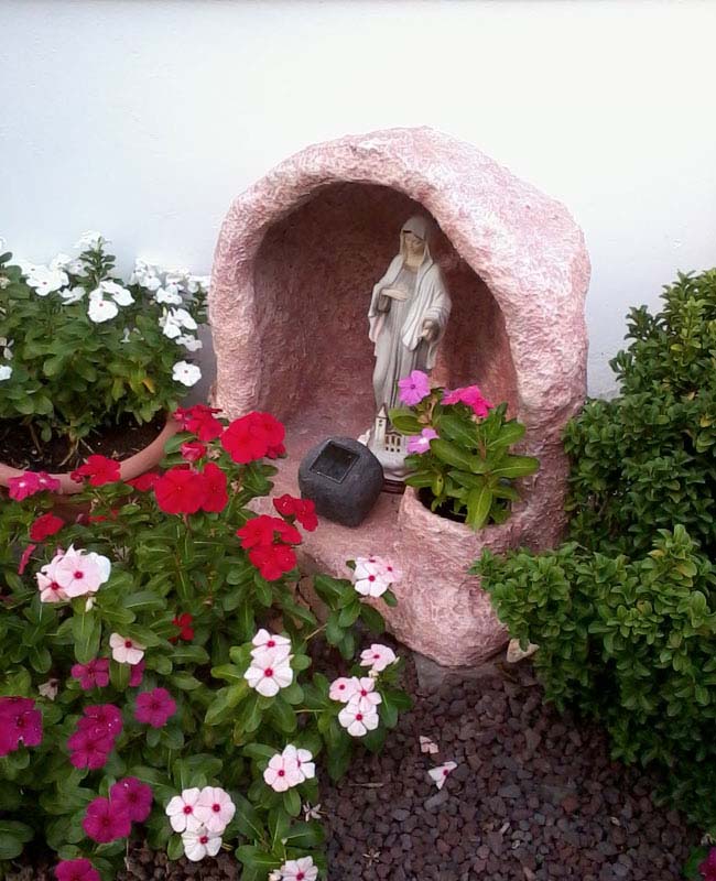 grotta per Madonna in finta roccia con vasetto col. rosa antico, località: Pellestrina (Venezia), vecchia versione