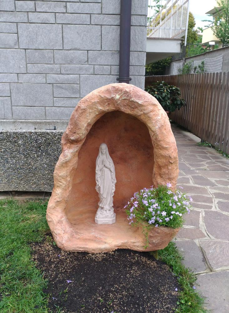 grotta per Madonna, in finta roccia con vasetto, su misura, col. mattone, località: Milano