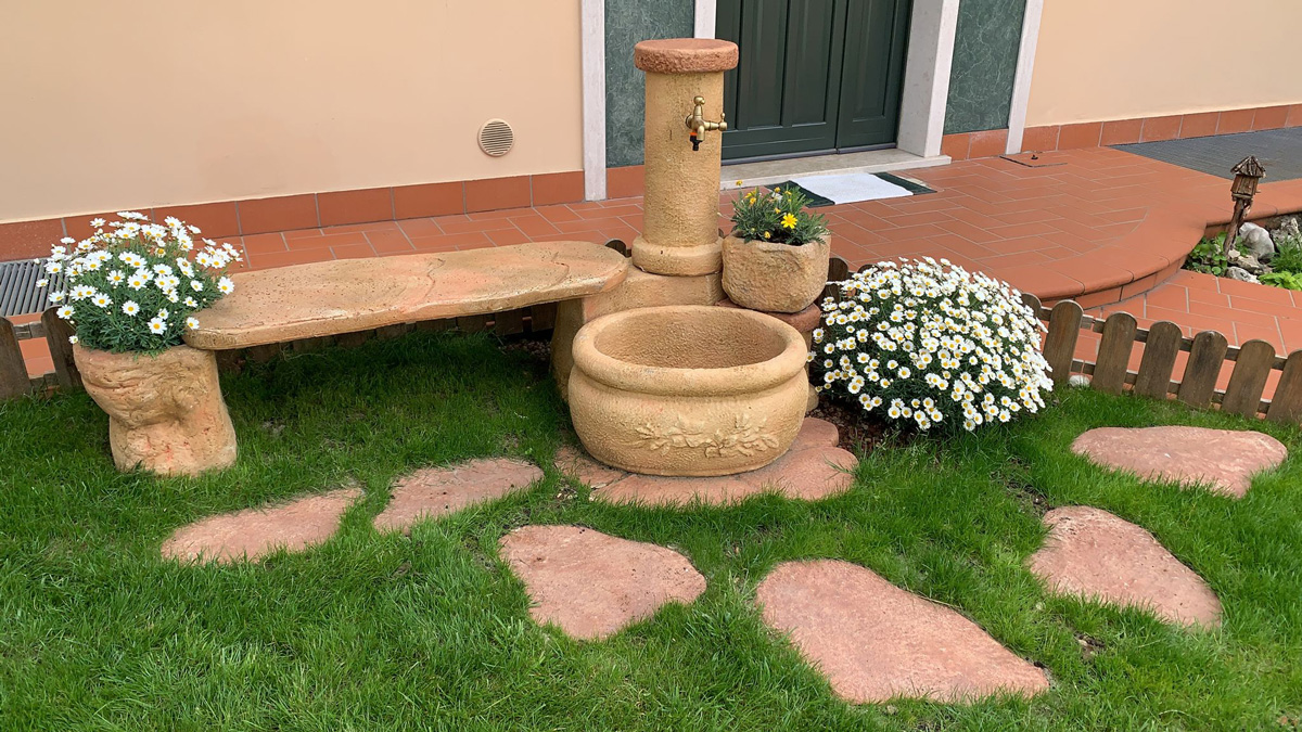 fontana azalea con panchina col. pietre del borgo, cod. 03FAZPP, località: Valeggio sul Mincio (Verona)