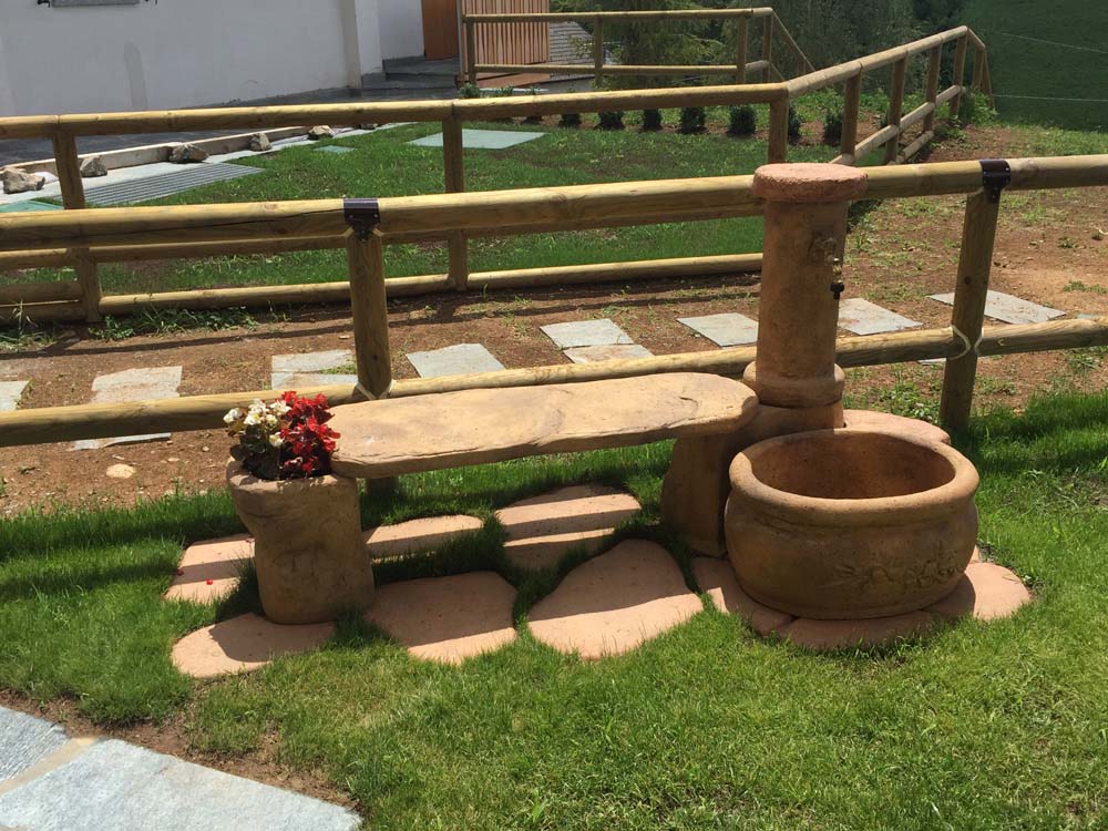 fontana da giardino azalea con panchina col. old stone, cod. 03FAZPOS, località: Gandino (Bergamo)