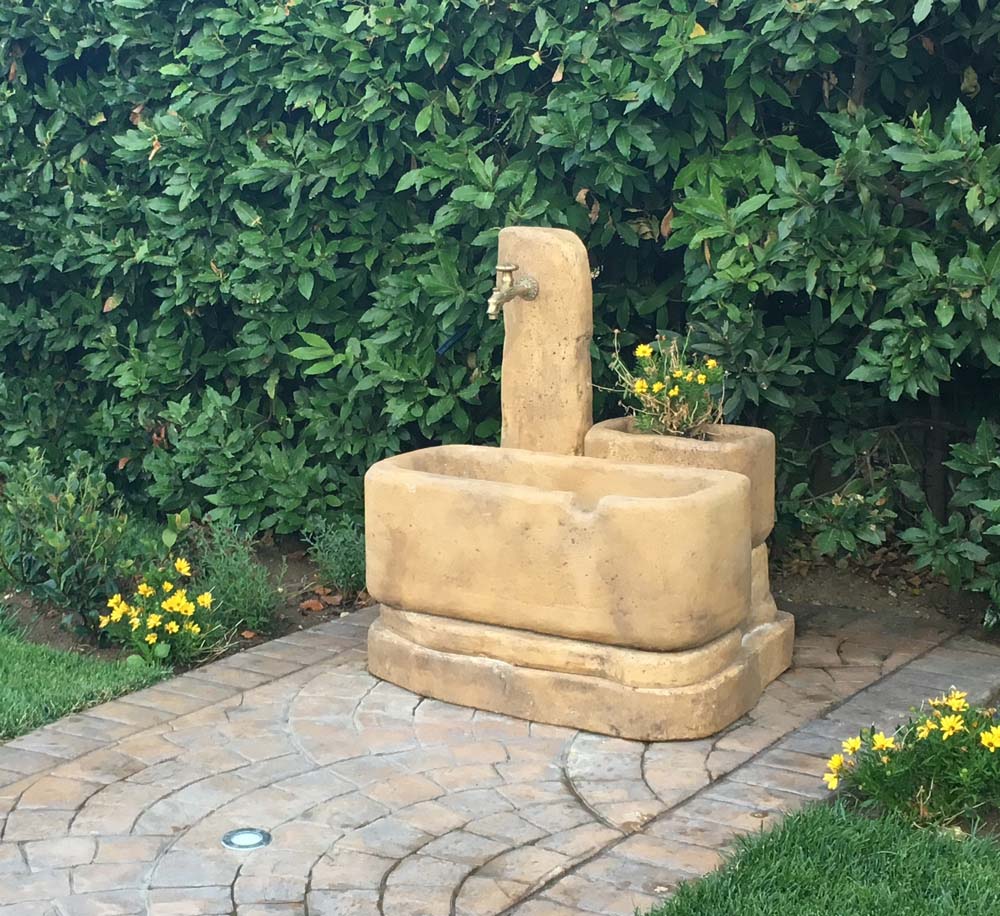 fontana Dolomiti 80, cod. 03FD80OS, con basamento su misura col. old stone, località: Lanciano (Chieti)