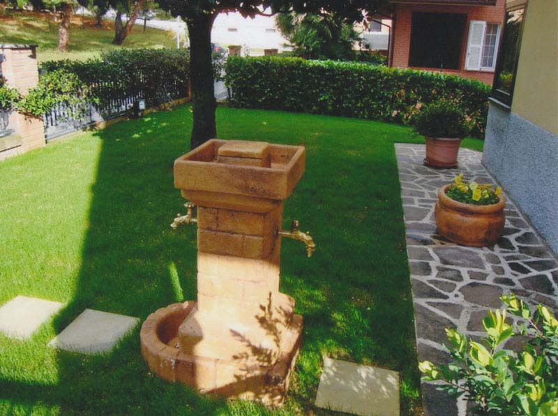 fontana fiorita col. old stone, con foro aggiuntivo, località: Filottrano (Ancona)