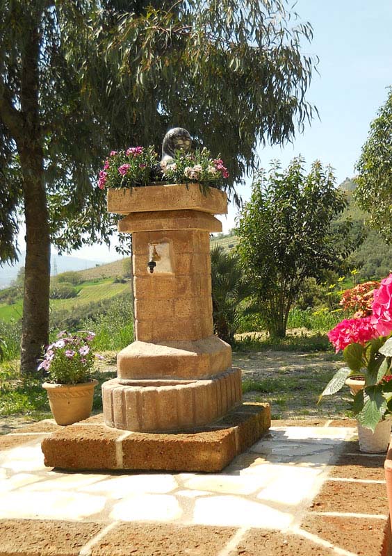 fontana fiorita col. old stone, cod. 03FFOS, località: Ripatransone (Ascoli Piceno)