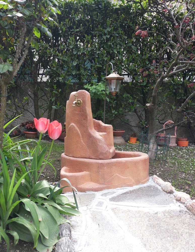 fontana Piave con gioco d'acqua e lanterna col. mattone, cod. 13FPILM, località: Bellagio (Como)