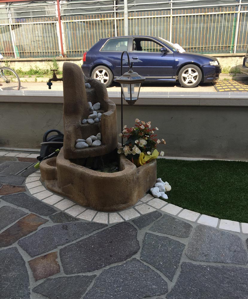 fontana Piave con gioco d'acqua e lanterna col. old stone, cod. 13FPILOS, località: Goro (Ferrara)