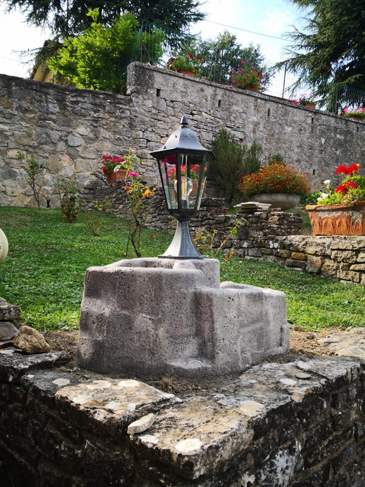base grande in finta roccia per lampione da giardino col. antichizzato, cod. 11PLGAT, località: Cellena (Grosseto)