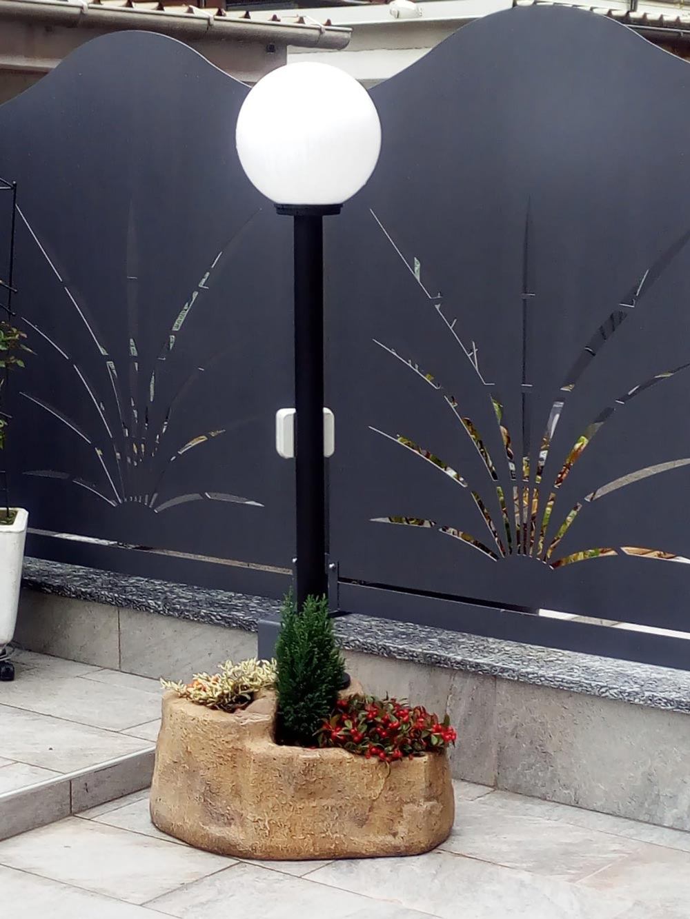 lampione da giardino con base grande in finta roccia col. old stone, cod. 11PLGOSL, località: Settimo Torinese