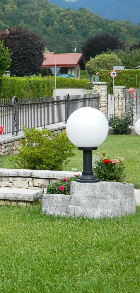 lampione da giardino con base grande in finta roccia col. antichizzato, cod. 11PLGATL, località: Feltre (Belluno)